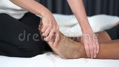 双手按摩床上老妇人疼痛的腿